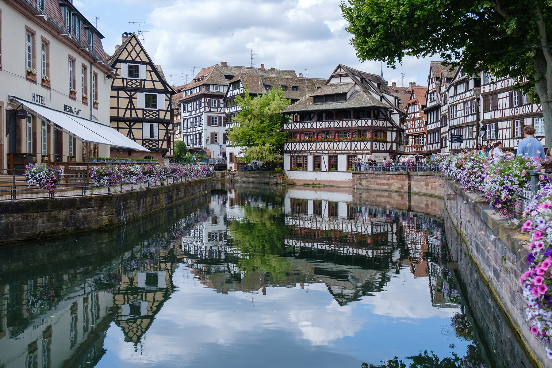 Strasbourg'un içinden geçen bir nehir, her iki tarafında da evler var