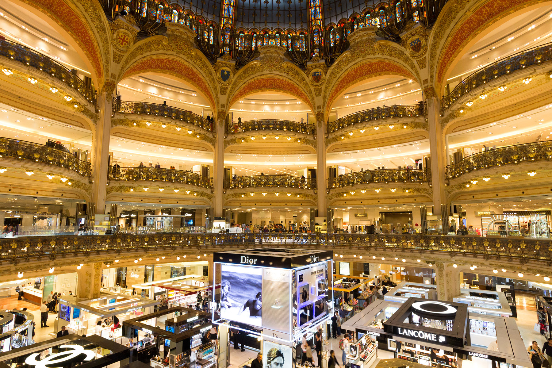 Paris, Fransa'da bir Galeries Lafayette konumunda alışveriş