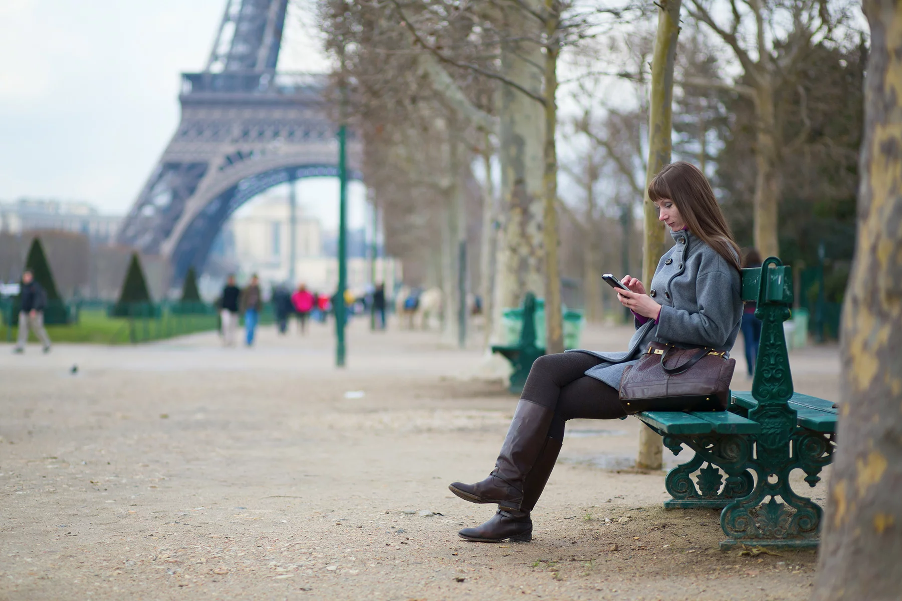 Paris'te cep telefonunu kullanan kadın
