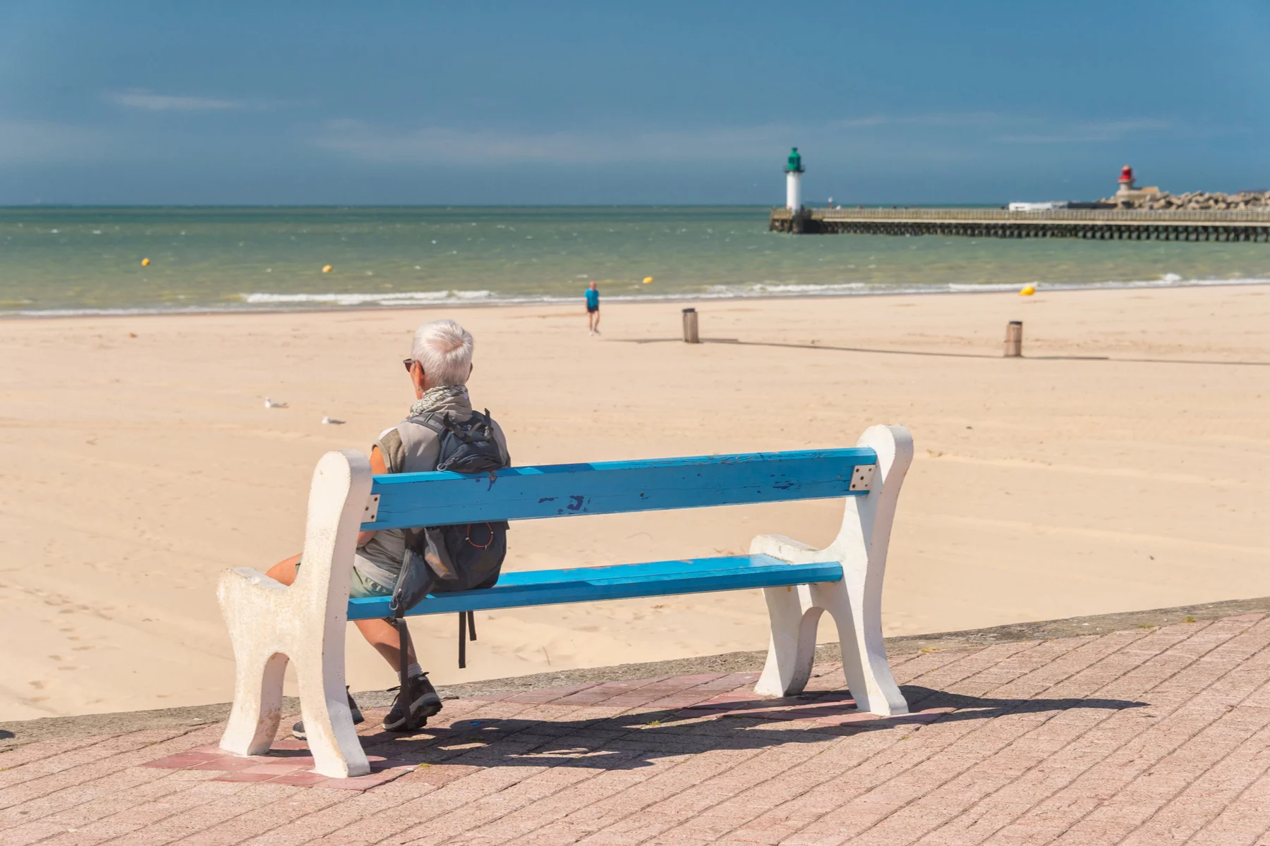 Fransa'da bir emekli sahilde bir bankta oturuyor