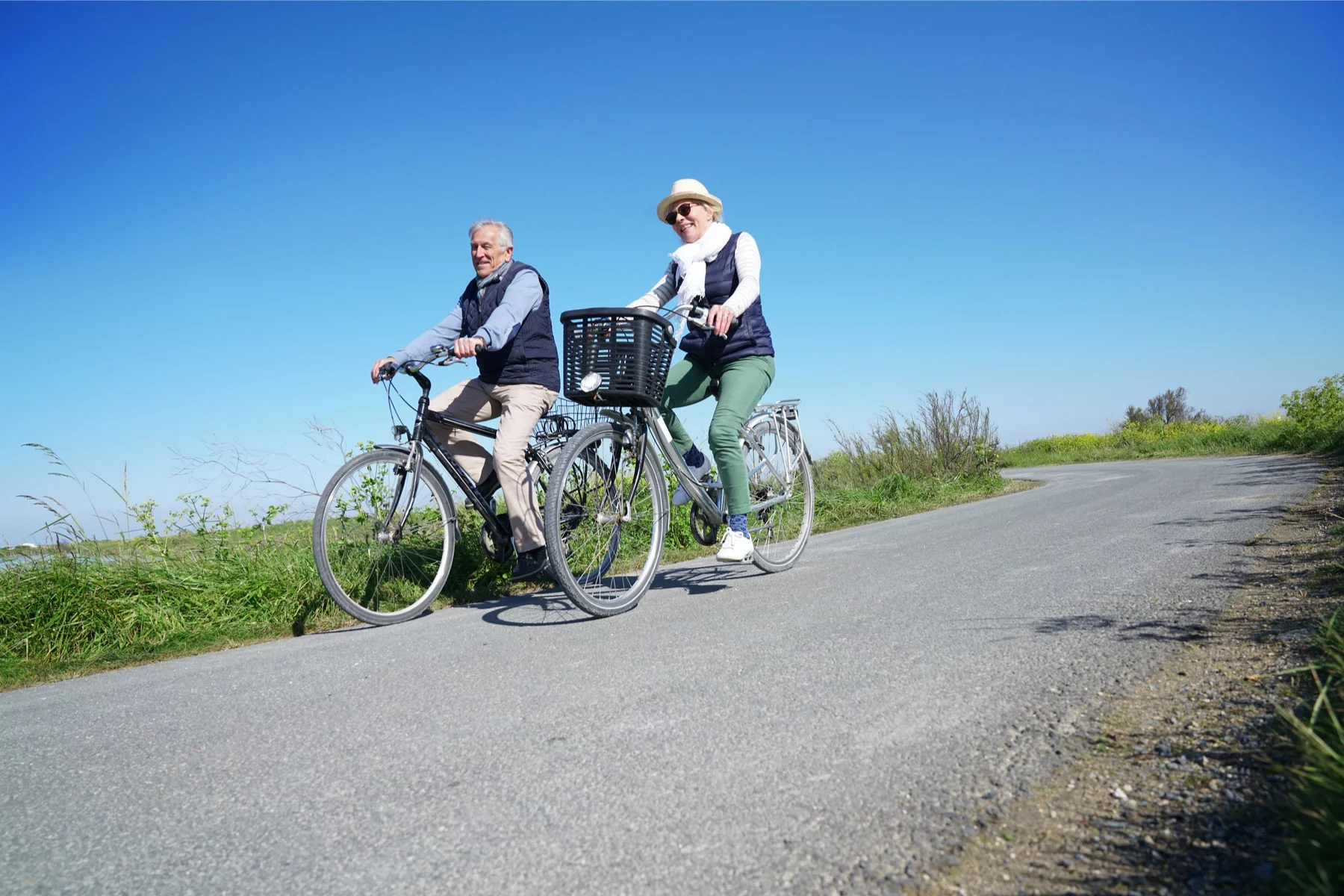 Fransa'da bisiklete binen emekliler