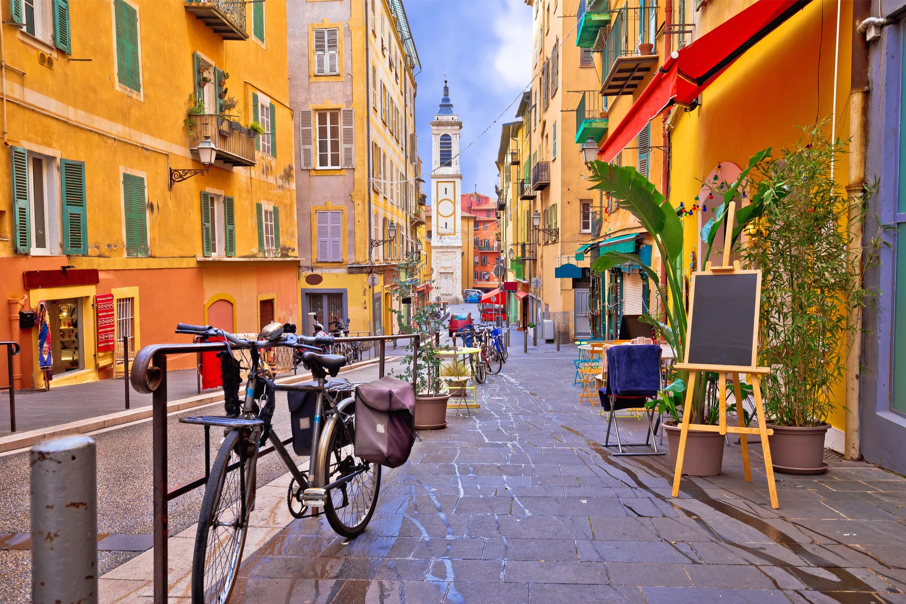 Nice, Fransa'da renkli bir sokak