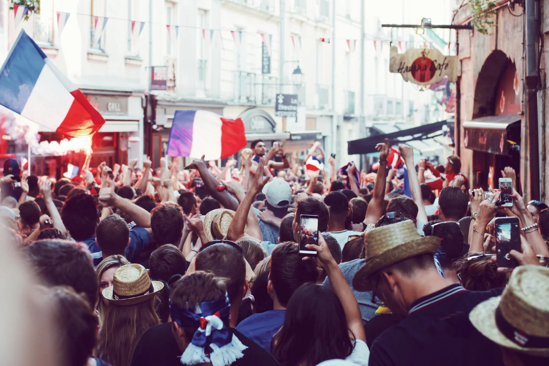 2018 Dünya Kupası için Fransa'nın Nantes kentinde büyük bir kalabalık toplandı.