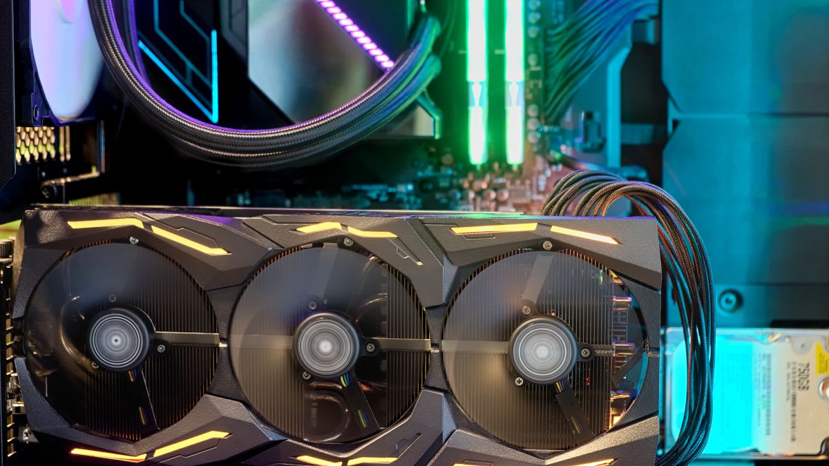 RGB aydınlatmalı bir PC oyun teçhizatının içinde çalışan bir GPU'nun yakından görünümü.