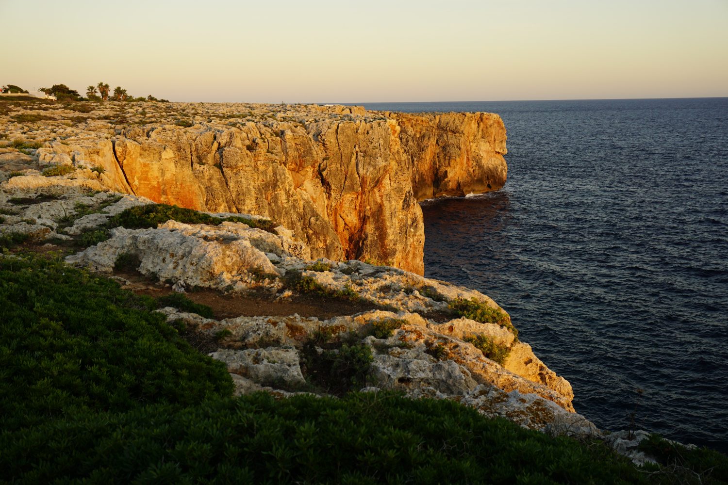 Minorka'daki Kayalıkların Üzerinde Gün Batımı