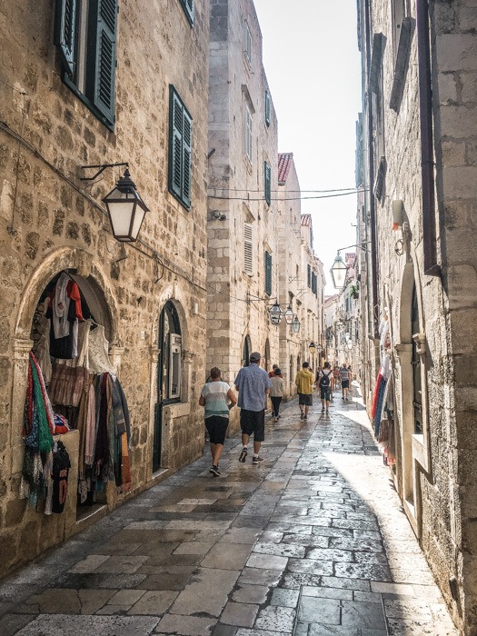 Dubrovnik'in dar sokaklarında yürümek.