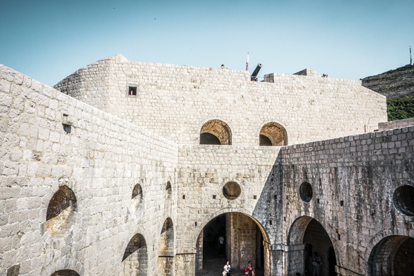 Ultimate Dubrovnik Game of Thrones Rehberi!  Game of Thrones ile ilgili Harita, Sahneler, Resimler ve İçeriden İpuçları.  Eski Şehir'den Lokrum Adası'na, hayranların kaçırmaması gereken yerler bunlar!  #gameofthrones #dubrovnik #seyahat