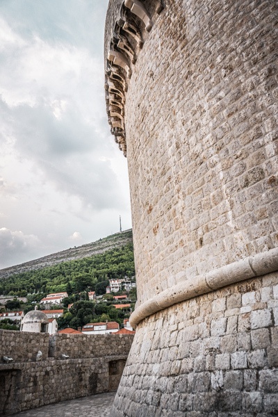 Dubrovnik'te Game of Thrones'u keşfetmenin nihai rehberi.  Eski şehrin ve mevsimlerde kullanılan diğer yerlerin kendi kendine rehberli turu - resimler ve harita ile tamamlandı.  kaçırmayın!  #get #gameofthrones #seyahat #dubrovnik