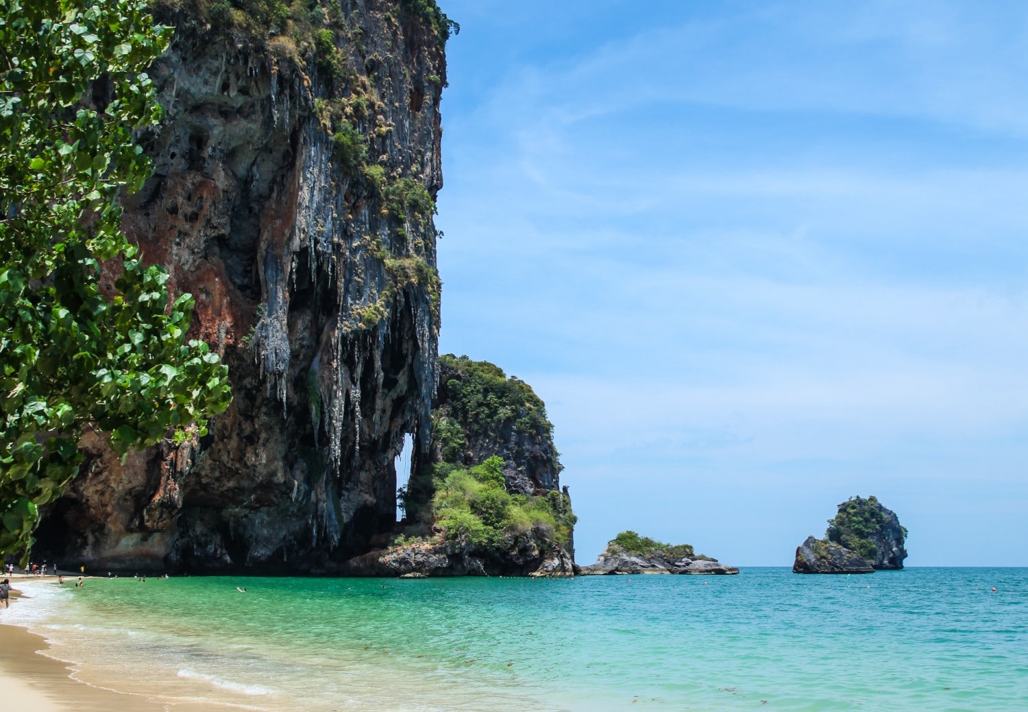 Raylı Plajı.  Dört harika Güneydoğu Asya seyahat programı I Fotoğrafçılık I Yol Programı I Manzara I Yemek I Mimarlık I Laos I Tayland I Kamboçya I Myanmar I Malezya I Vietnam.  Seyahat rehberinin tamamını şimdi okuyun #seyahat #backpacking