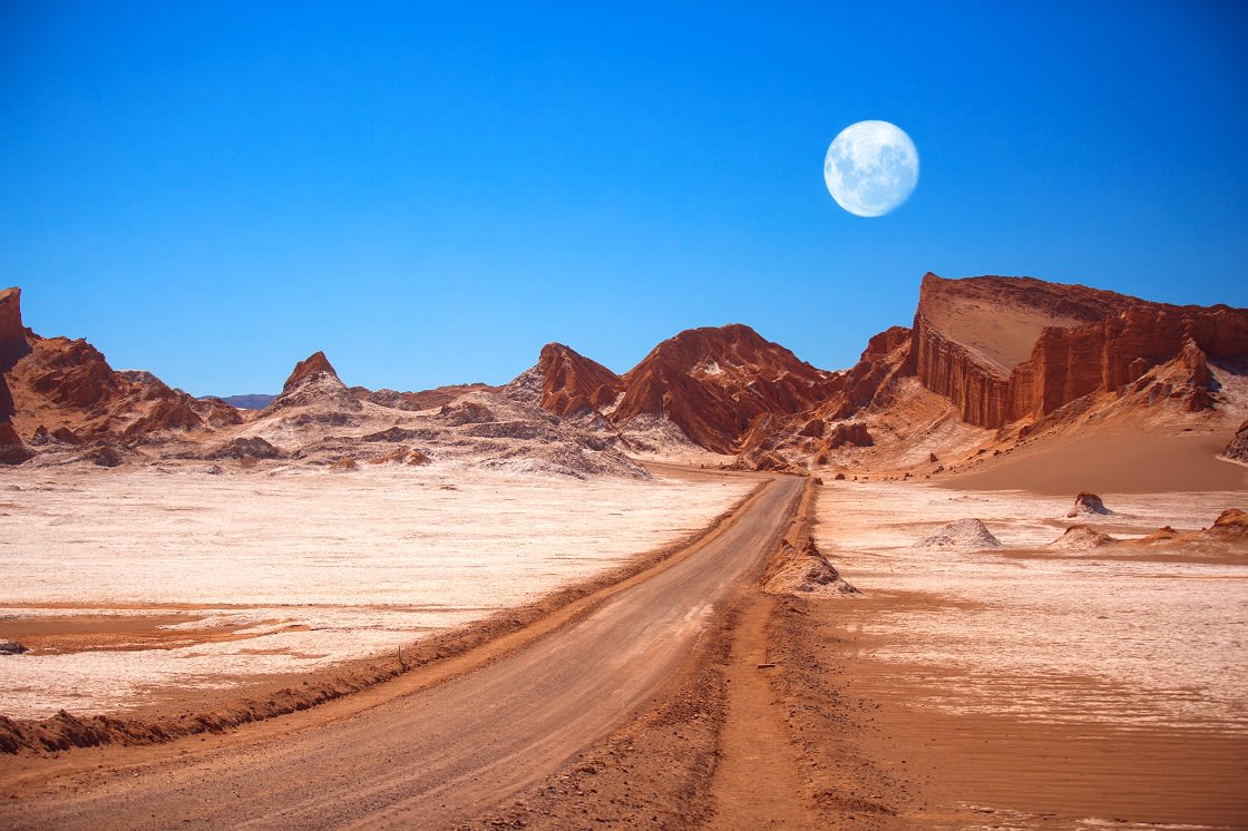Amfitiyatro Atacama'daki Ay Vadisinin Güzel Jeolojik Oluşumudur
