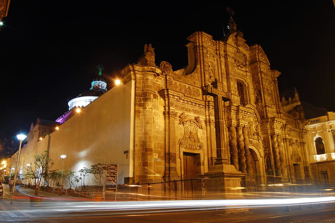 Şehir Merkezi Quito Ekvador'da Geceleri La Compania Kilisesi