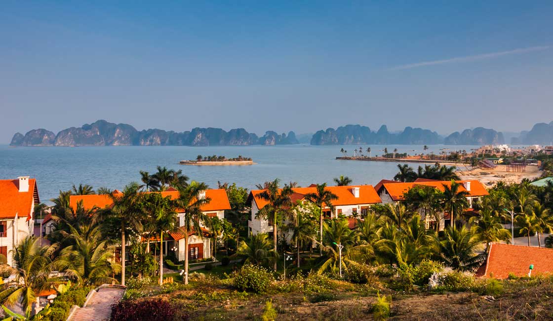 Tuan Chau Adası ve Halong Körfezi manzarası