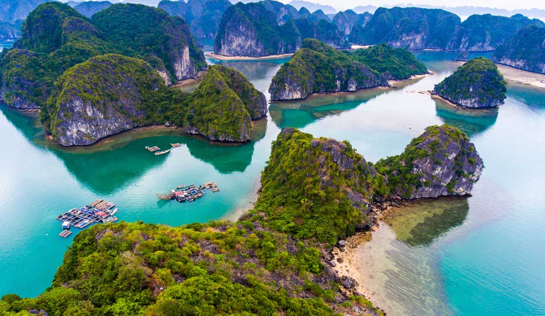 Lan Ha Körfezi'nin yeşil kaplı karstik oluşumları