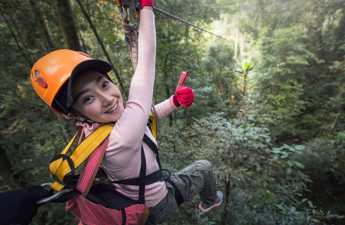 genç kadının bir ormanda zip astar yapması