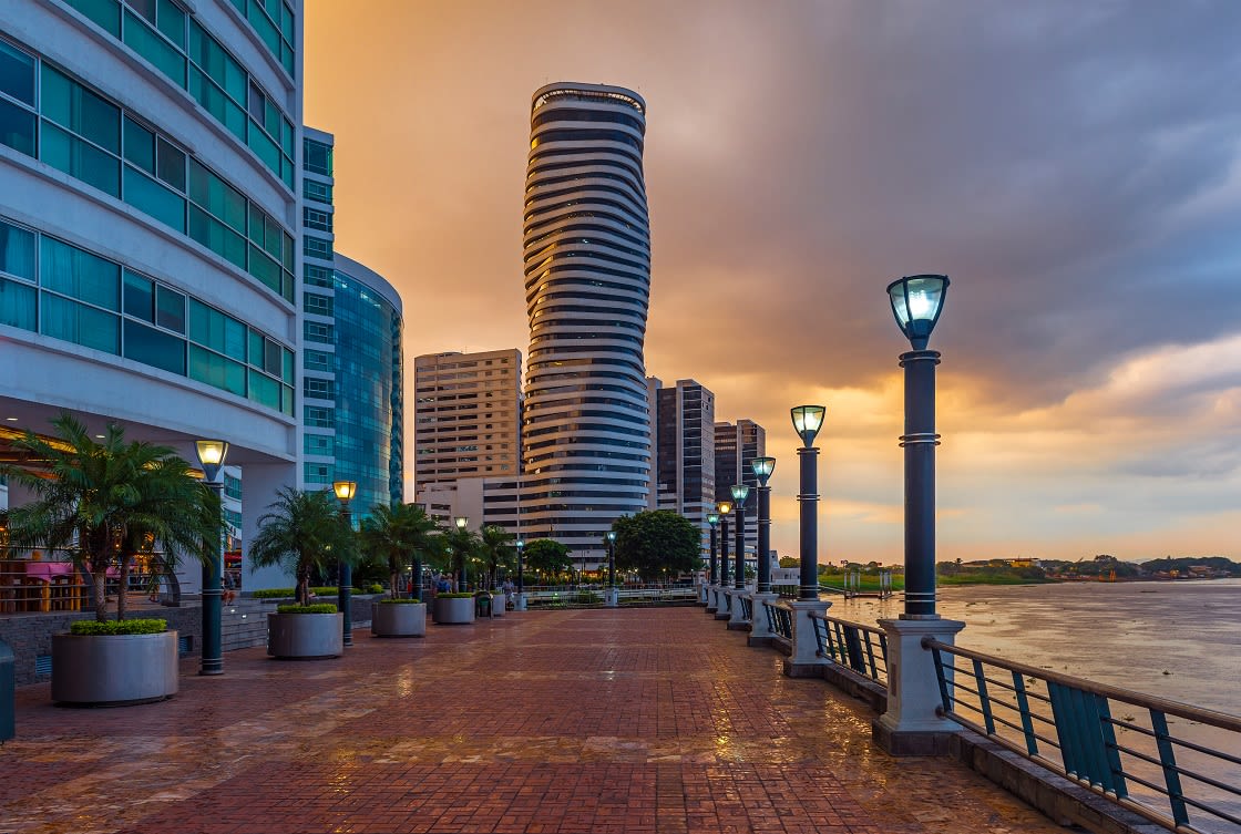 Gün batımında Guayaquil şehrinin şehir manzarası