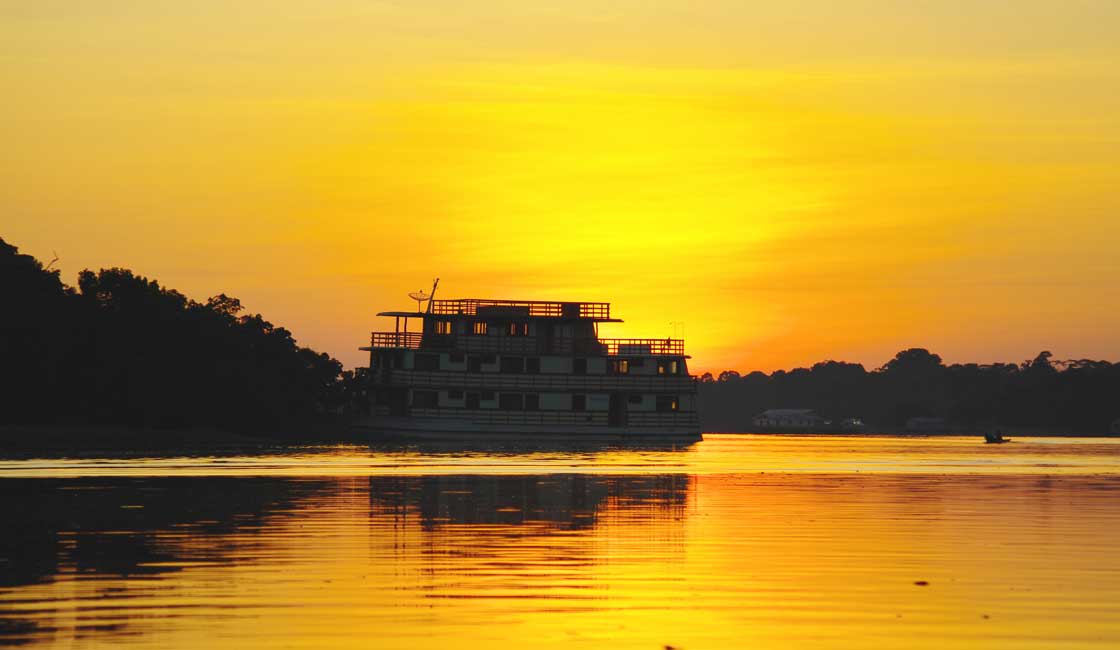 Amazon Nehri üzerinde yolcu gemisi