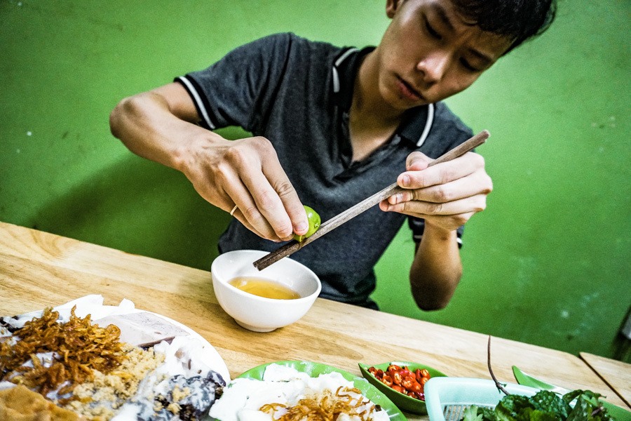 Hanoi'de Vietnam köftesi yemek.  Hanoi, Vietnam'a mı gidiyorsunuz?  Yapılacaklar listenizin başında bir sokak yemeği turu olmalı.  Old Quarter'ın nihai kendi kendine rehberli sokak yemeği turu.  kaçırmayın!  #seyahat #vietnam #yemek