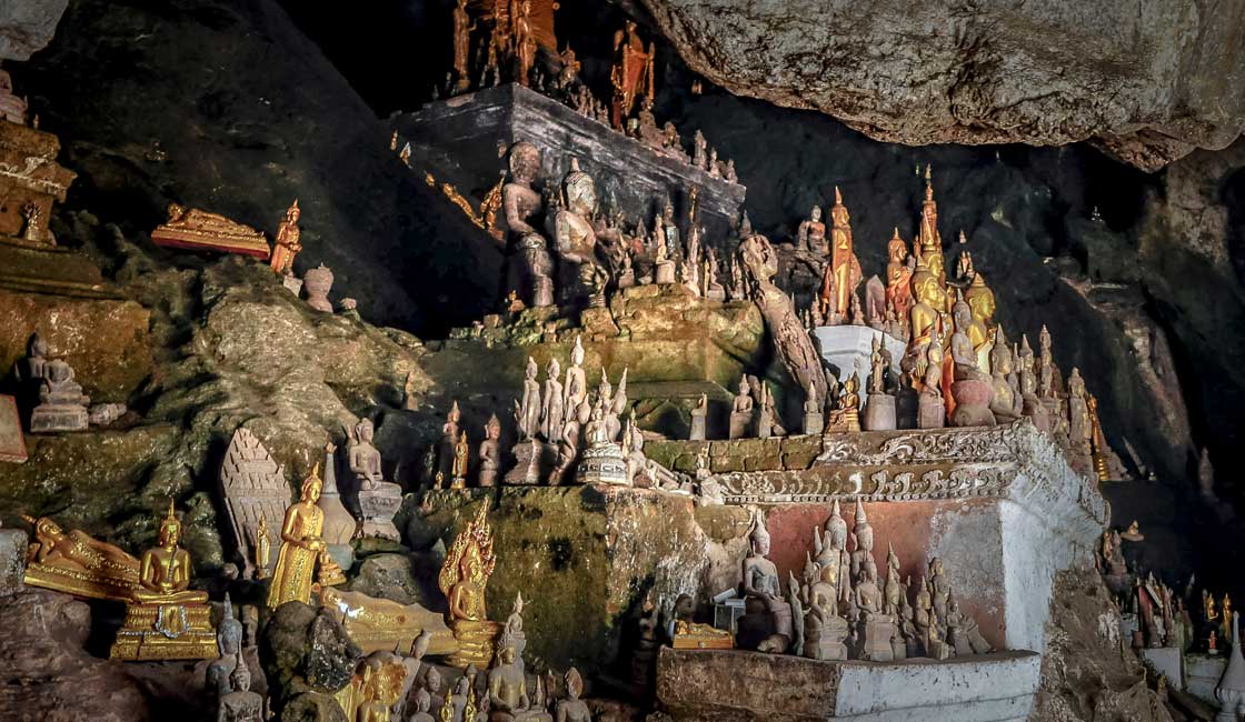 Bir mağaranın içinde sayısız Buda Heykeli
