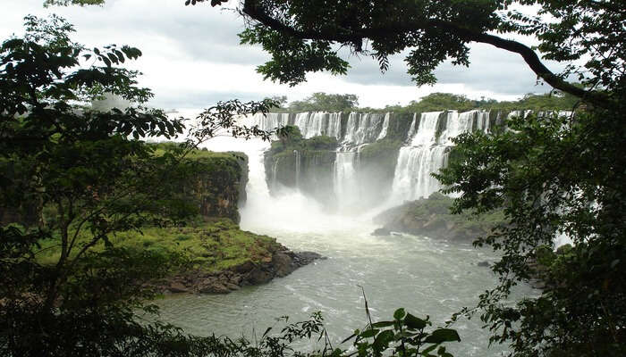  Görkemli Iguazu Şelalelerine hayretle bakın