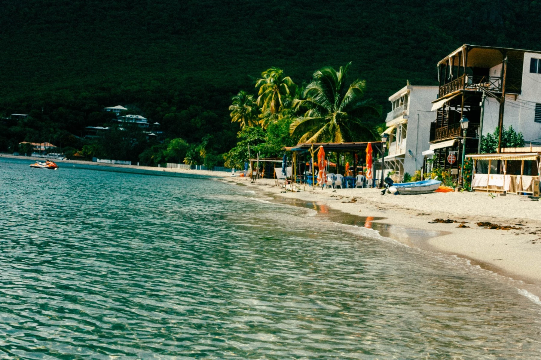 Fransa'nın denizaşırı topraklarından biri olan Martinique adasındaki Les Anses-d'Arlet sahili.