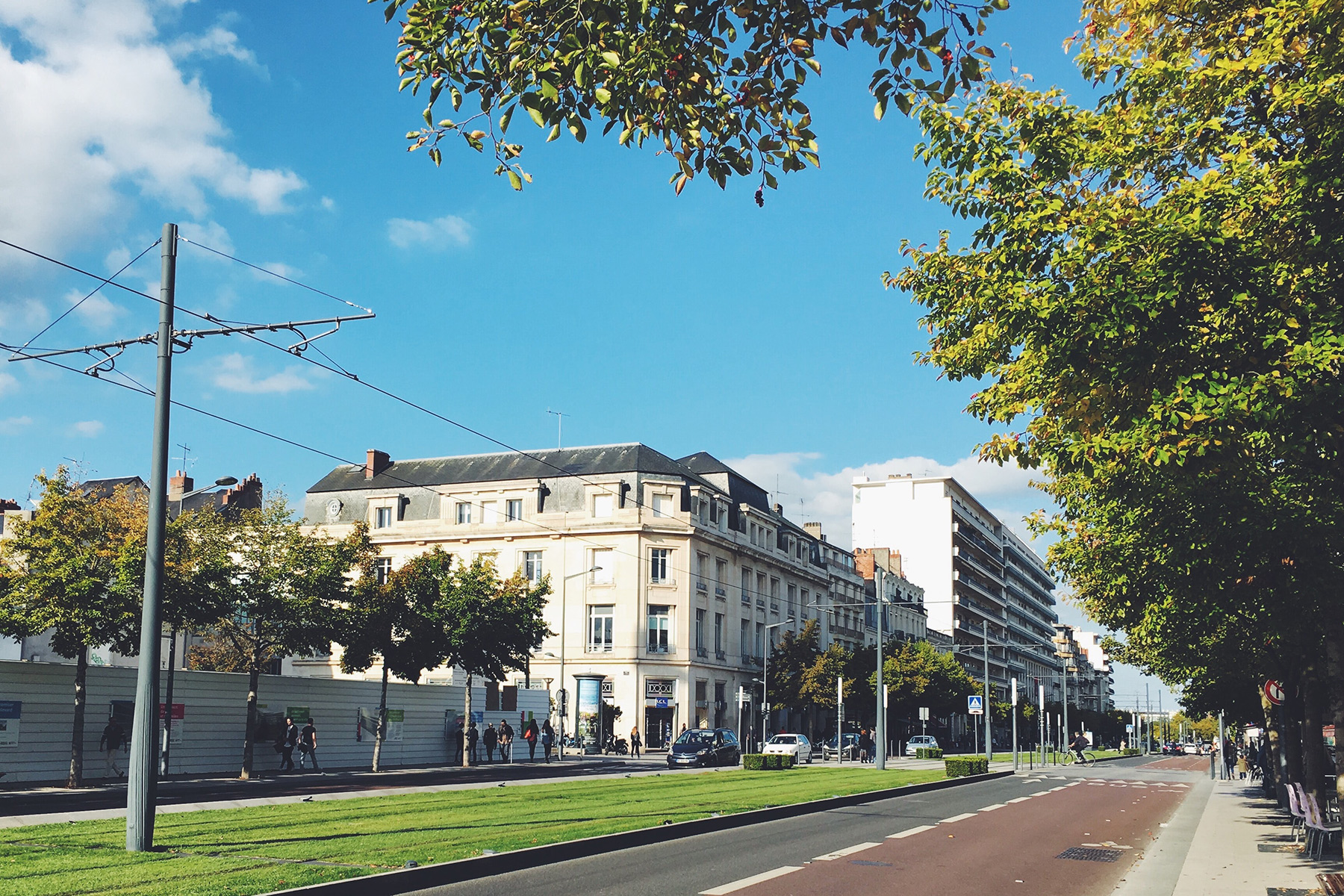 Angers'ta bisiklet yolu, kaldırım ve tramvay rayları olan bir sokak
