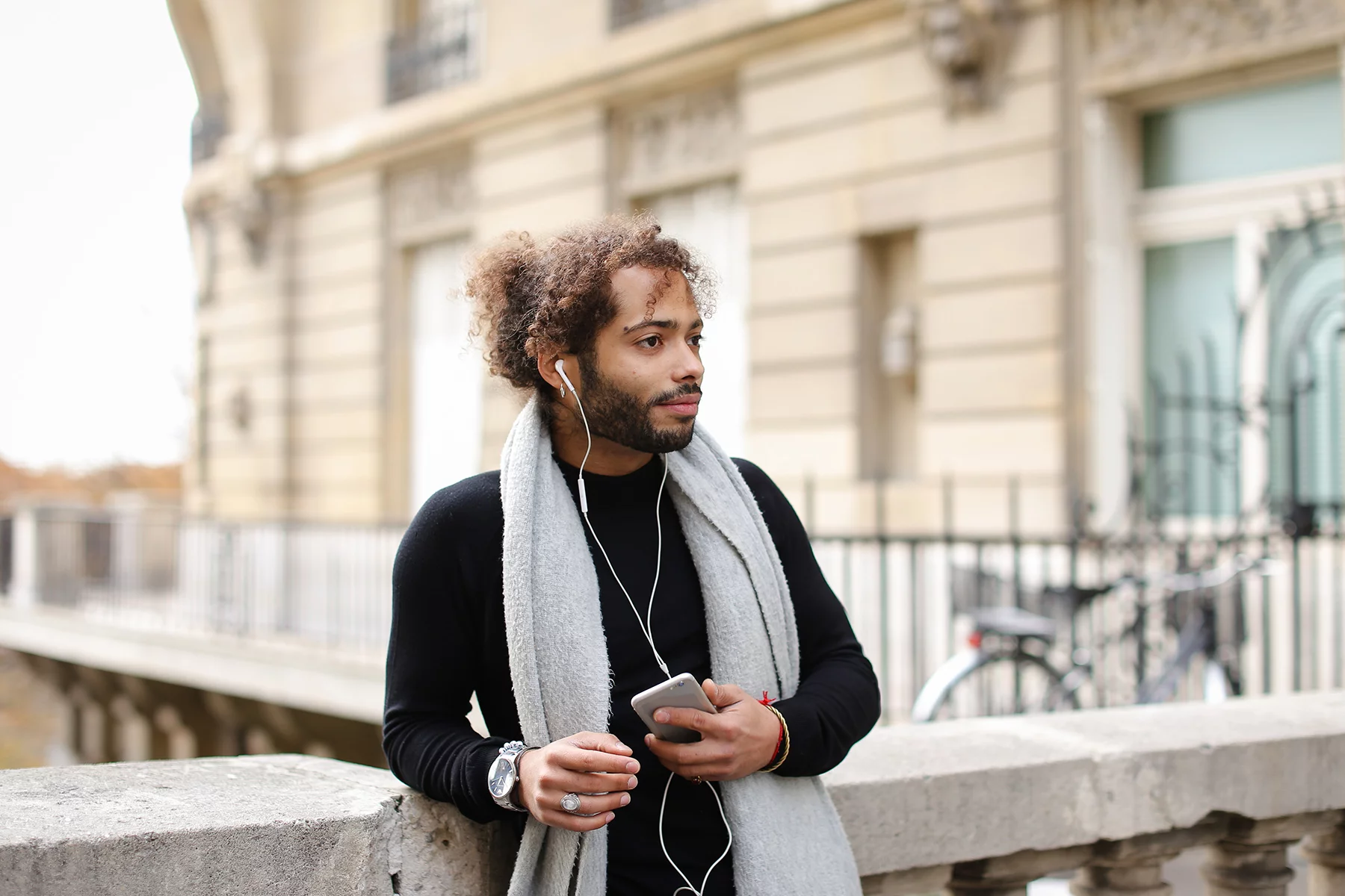 Paris'te akıllı telefonunda müzik dinleyen adam