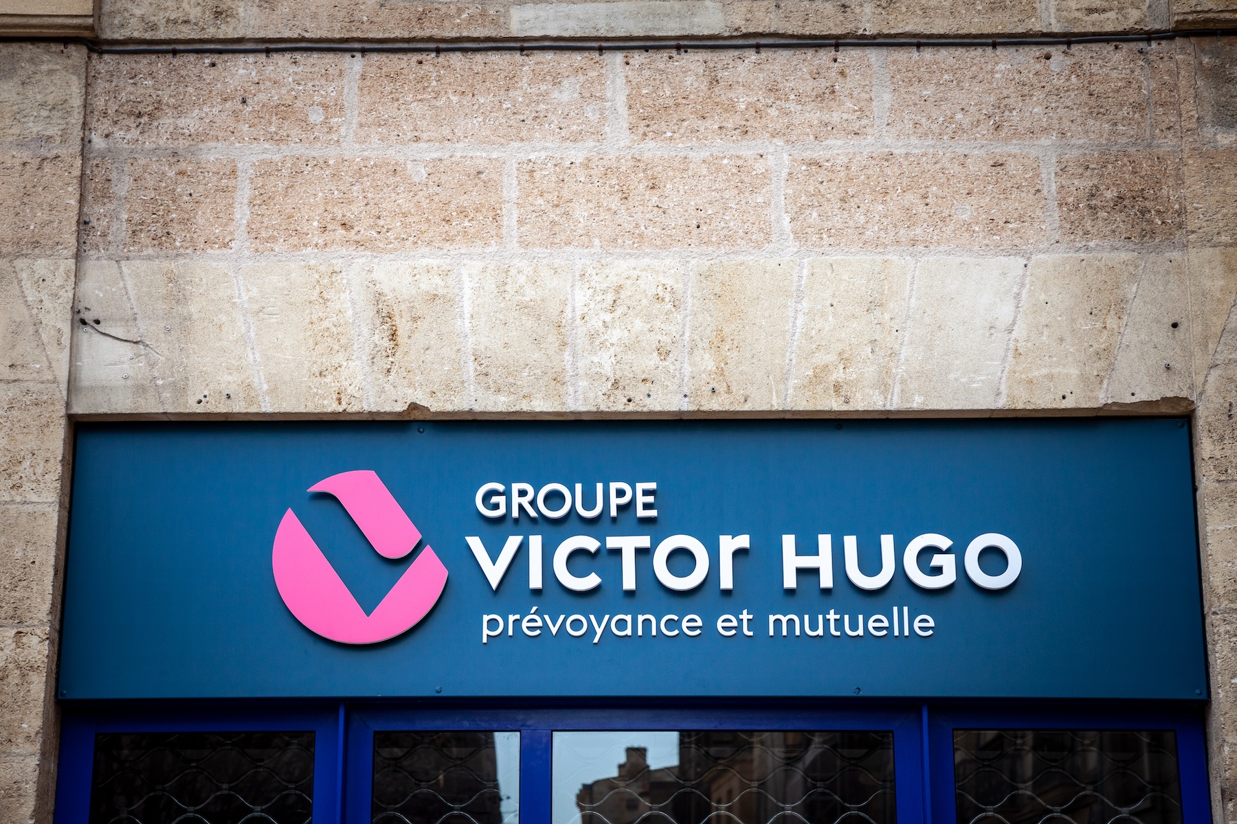 Bordeaux, Fransa'daki ana ofisinde Mutuelle Groupe Victor Hugo logosunun bulunduğu bir tabelanın resmi