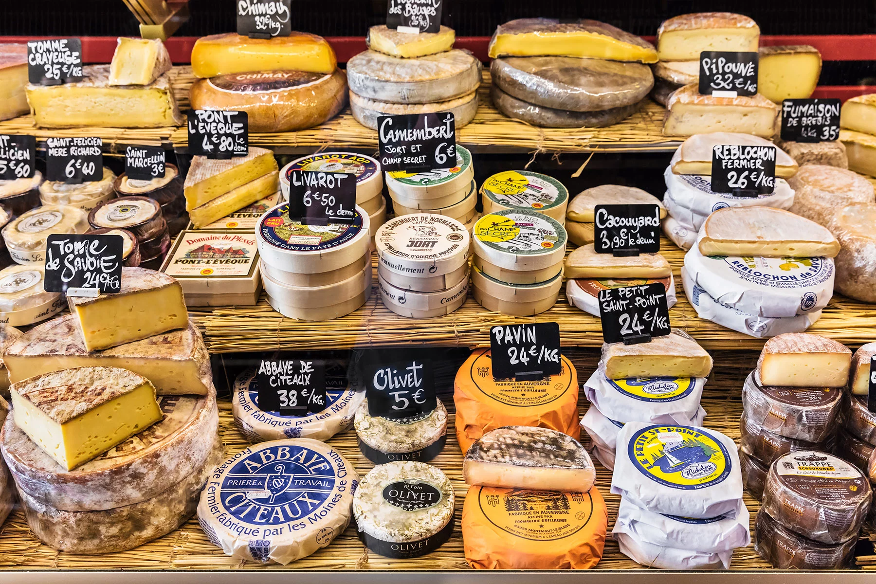 Paris'te bir dükkanda çeşitli Fransız peynirleri