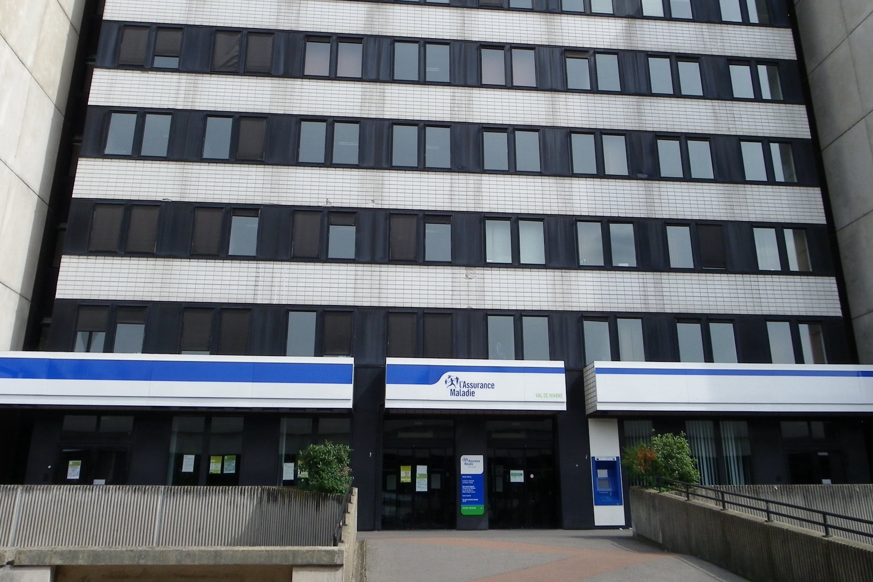 Fransa, Crétil'deki bir l'Assurance Maladie ofis binasının önü
